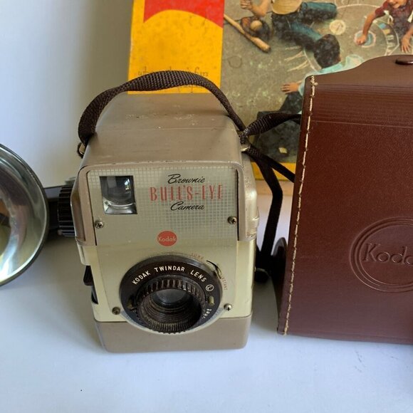 Kodak Brownie Bulls-Eye Camera Outfit In Box Flash Bulbs Leather Case - Picture 4 of 13